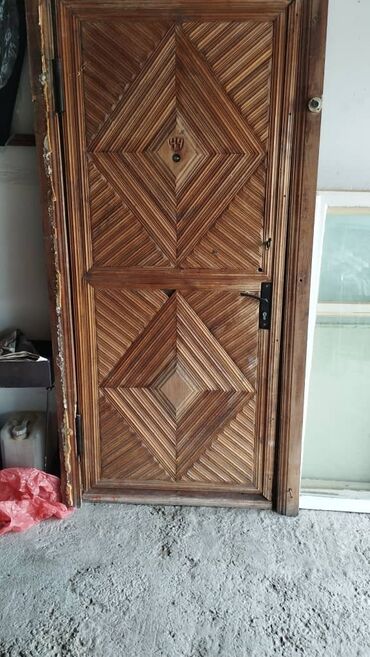 Продаю в Кара -балта дверь бронированная, железная с каркасом