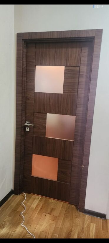Komodlar: 3 ədəd qapı satılır yaxşı vəziyyətdə 2.06 uzun. 90 en Qiymət 130 m