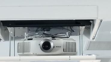 tavan ustası: Epson tavan montajlı proyektor - Marka/model: Epson (LCD — 1