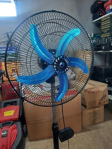 table fan: Напольный вентилятор с большим диаметром решётки и 5 синими лопастями — 2