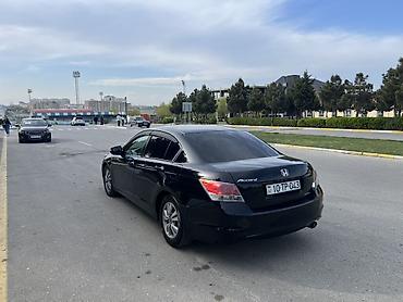 Honda: Honda Accord sedan - Korpus: 4 qapılı sedan, qara rəng - Mühərrik — 9