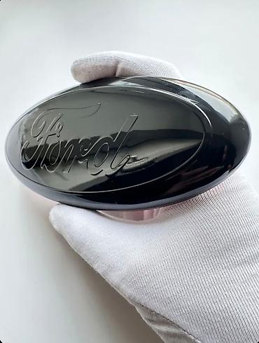 Emblemlər və nişanlar: Məhsul: Ford loqolu ön radiator emblemi (qara “blackout” dizayn) — 2