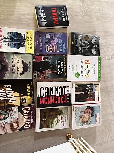 Художественная литература: Müxtəlif janrları əhatə edən böyük kitab dəsti. Dəstdə görünən — 1