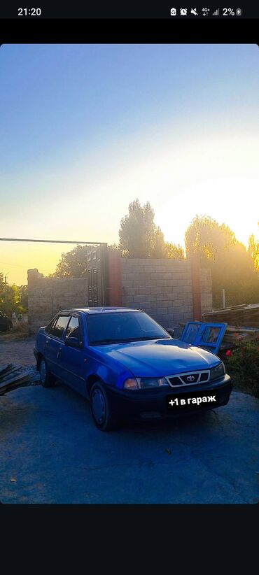 ноокат ланос: Синий седан Daewoo Nexia, припаркованный на открытой площадке