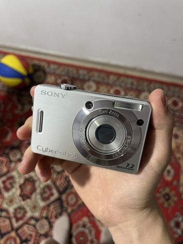 цифровая видеокамера: Компактная цифровая камера Sony Cyber-shot с разрешением 7.2