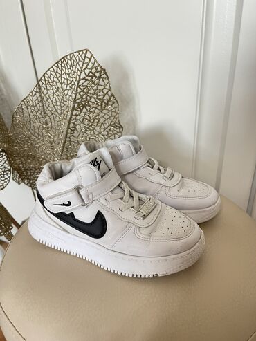 обувь белая: Кроссовки под Nike В отличном состоянии Размер 30(18см) Цена 650сом