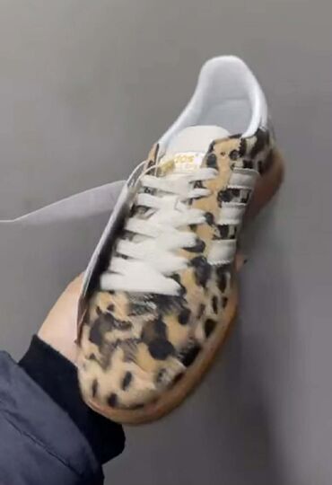 Women's Sneakers and athletic shoes: 40 — 1