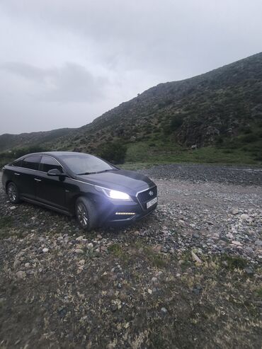ижара машине: Черный седан Hyundai с современным дизайном, оснащенный светодиодными