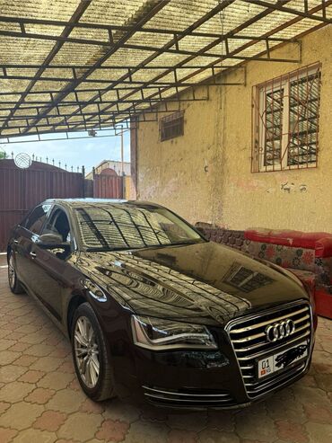 Audi: Автомобиль Audi A8 элегантного темно-коричневого цвета. Седан