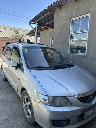 семиместные машины: Минивэн Mazda Premacy серебристого цвета, представленный на