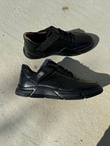 Кроссовки и спортивная обувь: Мужские кроссовки, 43, Новый, цвет - Черный, Платная доставка — 10