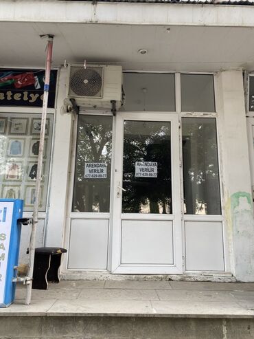 Kommersiya daşınmaz əmlakının satışı: İcarəyə verilən, ancaq səliqəli vəziyyətdə olan sahə. İçəridə rəflər
