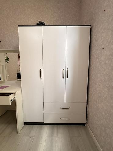 Üç qapılı geyim şkafı - Rəng: ağ fasad, tünd qəhvəyi (vengə tonlu) lalafo.az -da Üç qapılı geyim şkafı - Rəng: ağ fasad, tünd qəhvəyi (vengə tonlu)