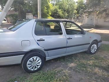 Транспорт: Volkswagen Vento: 1992 г., 1.8 л, Механика, Седан — 4