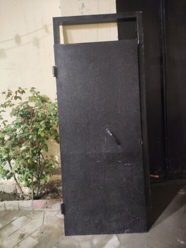 Растения: Metal qapı möhkəm və dayanıqlı quruluşa malikdir. Bu qapı müxtəlif