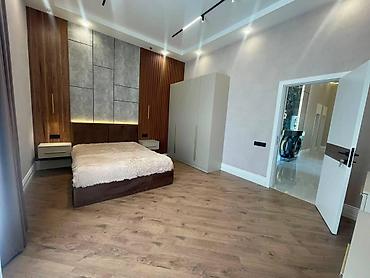 Həyət evləri və villaların satışı: Satılır 5 otaqlı həyət evi/bağ evi 270 m², Mərdəkan q. Kateqoriya — 3