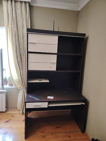 Digər mebel: Kompyuter mebeli satılır, yeni kimidir. İz saxlamır. Kitabları yığmaq — 1