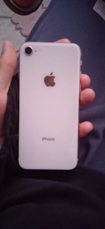 Apple iPhone: IPhone 8, Б/у, 64 ГБ, Белый, Защитное стекло, 77 %