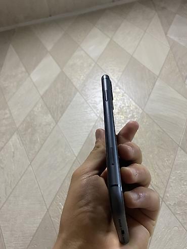 Apple iPhone: IPhone 11, Qara — 5