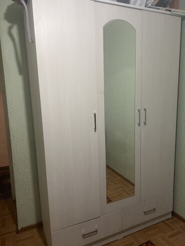 шкаф гардероб: Спальный гарнитур, Комод, цвет - Белый, Б/у