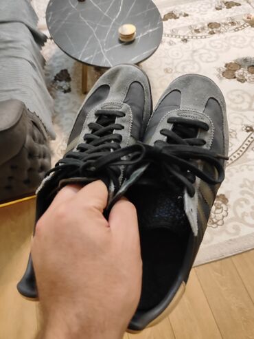 eqa shoes qarayev unvan: Adidas SL 72 idman ayaqqabıları. Qara rəngdədir, boz zolaqları var