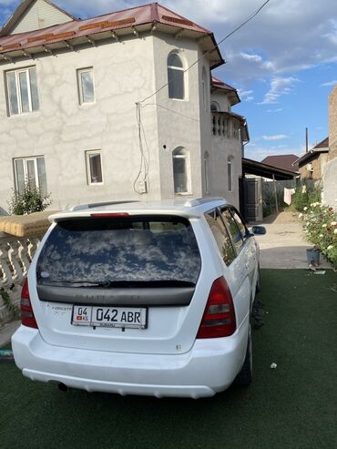 машина кж субару аутбек: Автомобиль Subaru Forester белого цвета. Этот универсал идеально