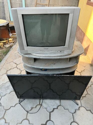 автомобильный телевизор: Отдам даром 2 телевизора, старый работает, новый экран не работает