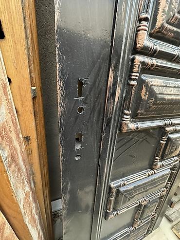 Giriş qapıları: Metal giriş qapısı
Ölçüləri 96sm x 205sm — 3