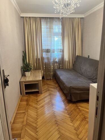 продажа квартир недорого: Sumqayıtın mərkəzində, köhnə tikili binada yerləşən təmirli 3 otaqlı