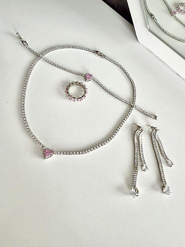 dırnaq tutan: Dəst pandora. 15 azn satılır. Sırğa, üzük, sep və qolbaq. Qaralmır — 1
