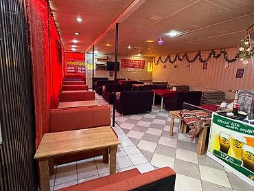 istilik sobası: Kafel/pub interyerinin icarəsi üçün tam avadanlıqlı zal 2 divan bir — 4