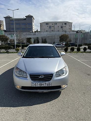 spoiler elantra 2017: Hyundai Elantra sedan – gümüşü rəng, Azərbaycan nömrə nişanı — 2