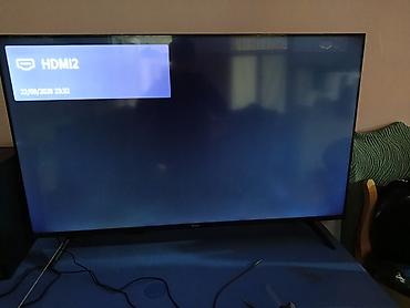 LED televizor, təxminən 43–50 düym ekran ölçüsü. İncə çərçivəli