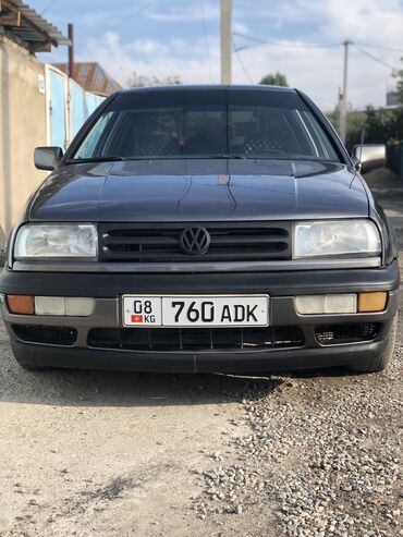 фольсваген в Кыргызстан: Volkswagen Vento 1.8 л. 1993 | 172000 км