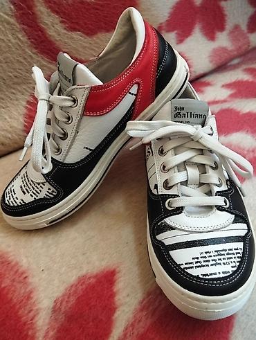 Krasofkalar və idman ayaqqabıları: John Galliano brendi idman ayaqqabısı - Model: John Galliano (dil — 1