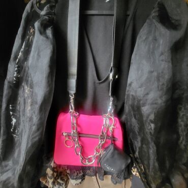 pink torba: REPLAY, mala torba sa dugackim kaisem. Ima malo ostecenje, fali slovo