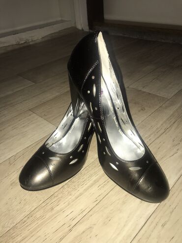 NOVO! Na prodaju stikle, crno-sive,lakovane,broj 39