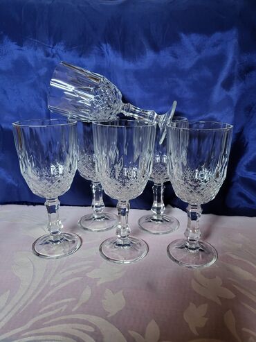 Čaše: Case nove italijanske za vino. 80,90te. Case komada 6 u — 4