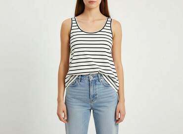 ubrania bench: Bershka, Women`s T-shirt, size S