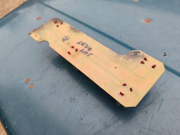 Auto delovi: Stampana ploca Lada 2105 leva sa grlima i sijalicama. Polovno — 6