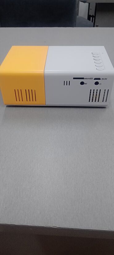 Проекторы: Компактный LED-проектор (TFT LCD), бело-жёлтый корпус. Основные — 8