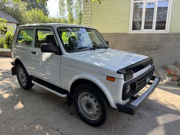 купить фары на ниву: Белый внедорожник Lada Niva 4x4, предназначенный для передвижения по