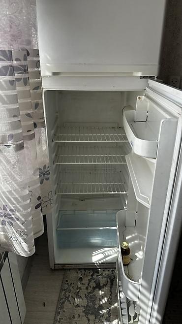 холодильник бутка: Холодильник BEKO, двухкамерный, классический белый цвет. Верхняя — 3