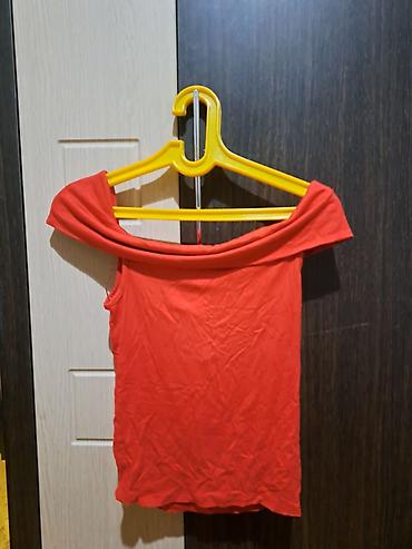 stradivarius farmerke: Bakıya çatdırılma mövcuddur. Qırmızı rəngli qadın bluzu. Çiyinləri — 2