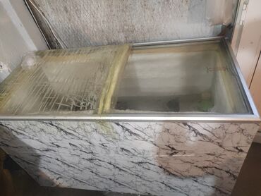 vitrin soyducusu: Şüşə qapaqlı dondurucu vitrin - Üst hissəsi iki hissəli sürüşən
