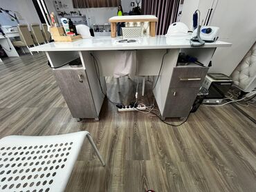ремонт маникюрных машинок: Маникюрный стол вместе с вытяжкой, цена 12.000 Длина стола 1.20см