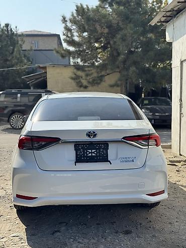 Toyota: Toyota Corolla: 2022 г., 1.8 л, Вариатор, Гибрид, Седан — 5