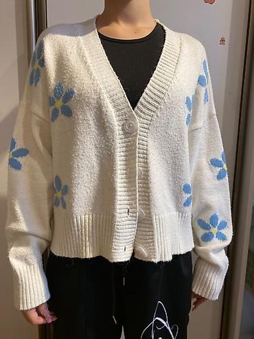 Ağ rəngli qısa oversize kardiqan - Dizayn: mavi ləçəkli, ortası sarı lalafo.az -da Ağ rəngli qısa oversize kardiqan - Dizayn: mavi ləçəkli, ortası sarı