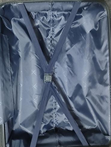 Чемоданы: Чемодан, Б/у, Материал: Пластик, Средний (40 - 70 л), На колесах — 1