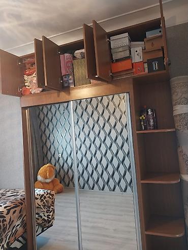 qedimi esyalar: Güzgülü sürgülü qapılı paltar şkafı - Material: taxta rəngli laminat — 3